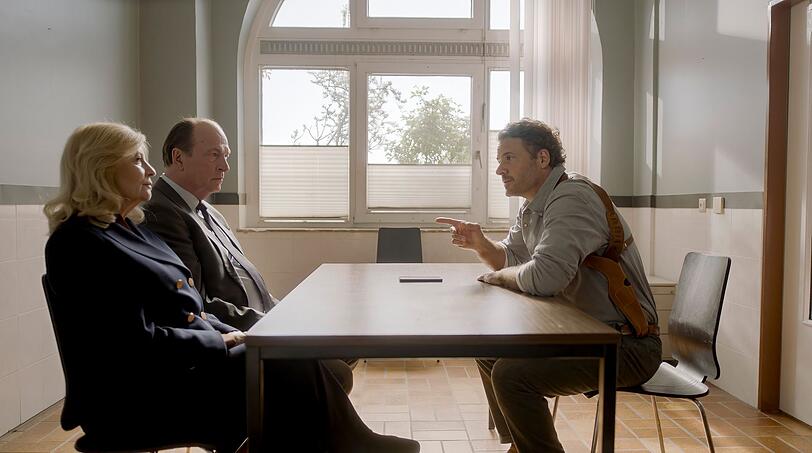 Kommissar Tobias Geldermann (Stephan Luca, rechts) wirft Anwalt Markus Gellert (Herbert Knaup) Strafvereitelung vor. Er glaubt, dass er das Handy der Ermordeten verschwinden und es in der Wohnung von Silke Runge so aussehen lie&szlig;, als sei dort eingebrochen worden. Isa von Brede (Sabine Postel) verteidigt ihren Kollegen gegen diese Vorw&uuml;rfe.
