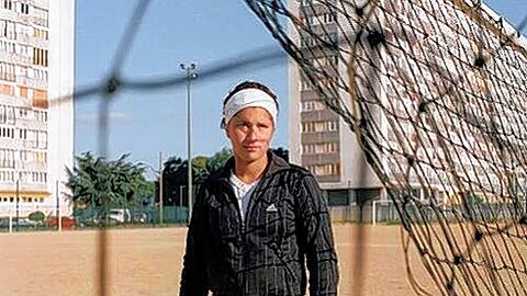 Ob sie sich mit dem Fußball in ein besseres Leben schießt? In Susan Gordanshekans Film &bdquo;Garçons manqués&ldquo; kann Imane der Banlieu trotzdem nicht entkommen.