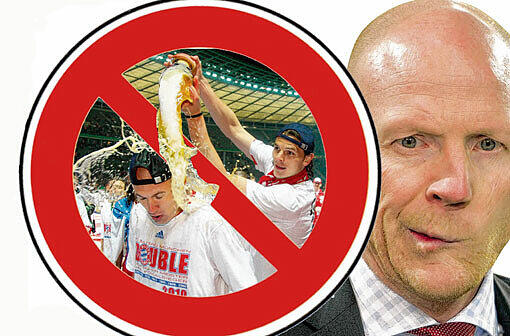 Duschen? Ja, mit Warmwasser und Shampoo. Aber nicht mit Weißbier wie hier 2010 als Van Buyten Mitspieler Robben nass macht. Die Bayern, allen voran Sportdirektor Matthias Sammer, haben Partyverbot erteilt.