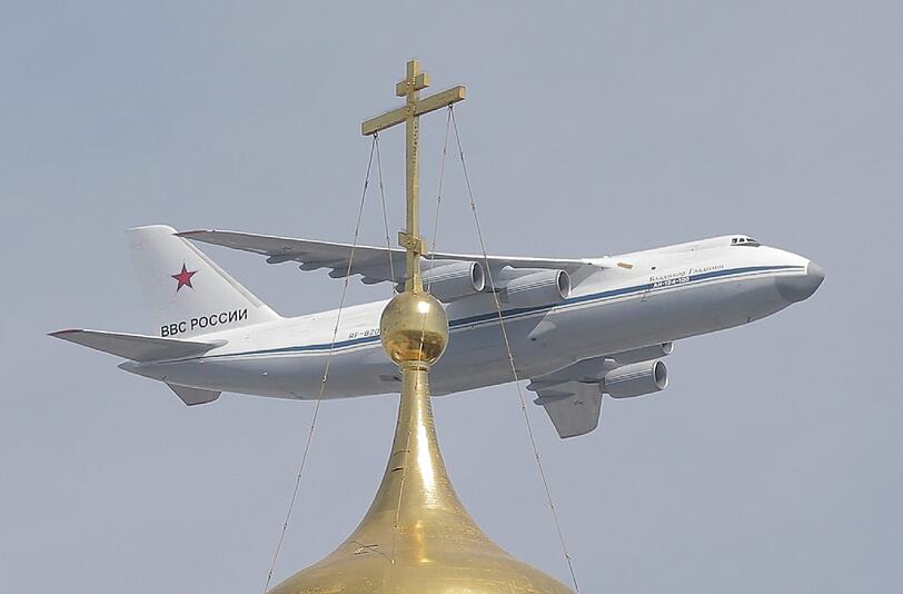 Zum 70. Jahrestag des Sieges der Sowjetunion über Hitlerdeutschland nahm Kremlchef Wladimir Putin die pompöse Waffenschau ab.