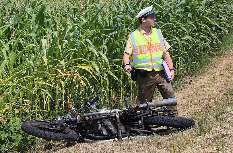 In der Nähe von Ampfing ist am Sonntag ein junger Motorradfahrer nach einem Sturz auf die Gegenfahrban gerutscht und wurde dort von einem PKW überfahren.