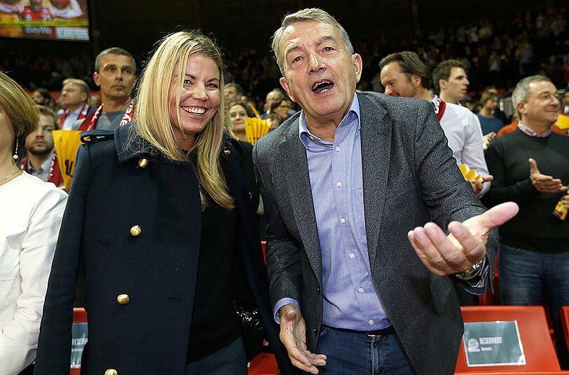 Der ehemalige DFB-Präsident Wolfgang Niersbach mit seiner Freundin Marion Popp.