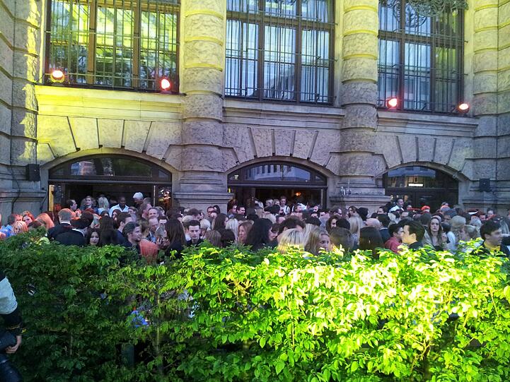 ...im Club Heart, der in der Alten Börse residiert. Am Mittwochabend wird die kleine Terrasse eröffnet. Hunderte drängen sich auf wenigen Quadratmetern...