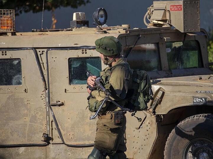 Ein israelischer Soldat an der Grenze zwischen Israel und Libanon. Die Spannungen zwischen Israel und der Hisbollah haben in den vergangenen Wochen zugenommen.
