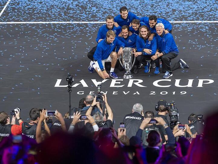 Team Europa posiert nach dem Sieg beim Laver Cup mit der Trophäe.
