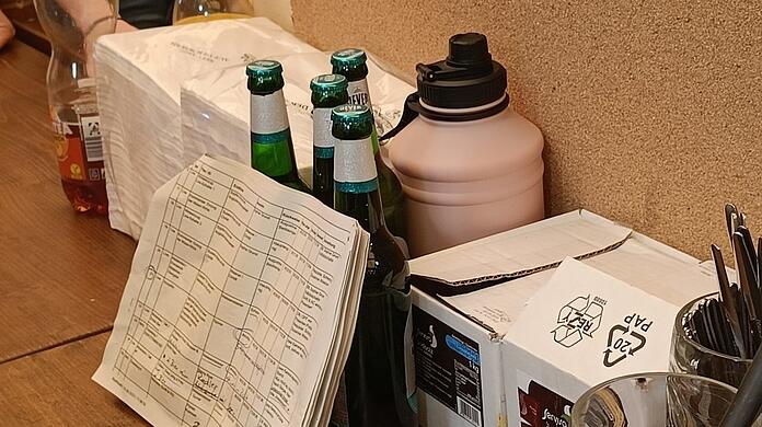 Was ist denn das? Vier halbe Liter alkoholfreies Jever am Rande der Ratsboxe. Um zwei Maßkrüge heimlich zu befüllen?