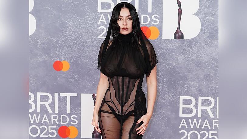 Charli XCX im Naked Dress bei den Brit Awards.