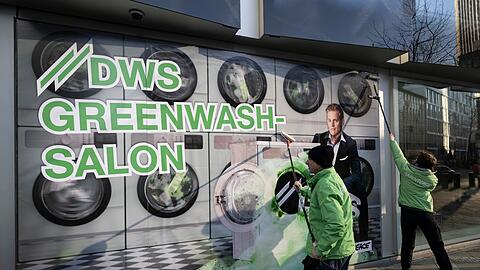 DWS in der Kritik: Die Umweltschützer von Greenpeace werfen der Deutsche-Bank-Tochter schon länger Greenwashing vor. (Archivbild)