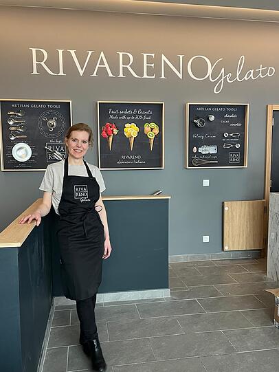 Carolina Czwartek in ihrer fast fertigen eigenen Eisdiele am Gärtnerplatz. Neben Gefrorenem gibt es hier auch Kaffee vom Inklusionsbetrieb Yoanda, dazu Frühstück und Kuchen von Kuchentratsch. Carolina Czwartek in ihrer fast fertigen eigenen Eisdiele am Gärtnerplatz. Neben Gefrorenem gibt es hier auch Kaffee vom Inklusionsbetrieb Yoanda, dazu Frühstück und Kuchen von Kuchentratsch.