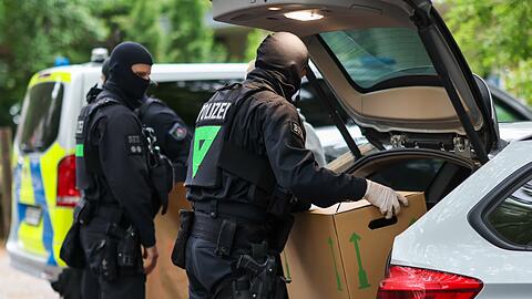 Die Polizei stellte Gegenst&auml;nde sicher.