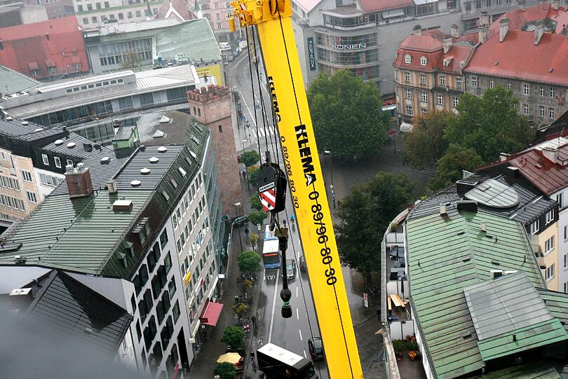 Und da hängt er schon am Haken, der neue Glockenklöppel!