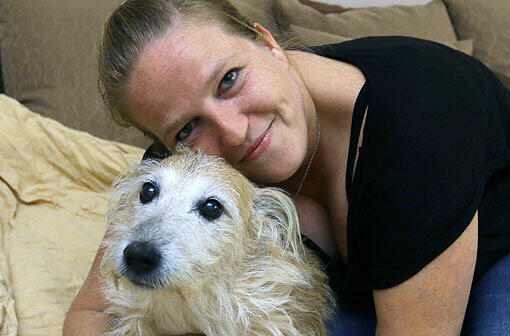 Tanja Riedel hat ihre Coco zu sich genommen, als der Hund drei Wochen alt war. Seitdem sind die beiden unzertrennlich.