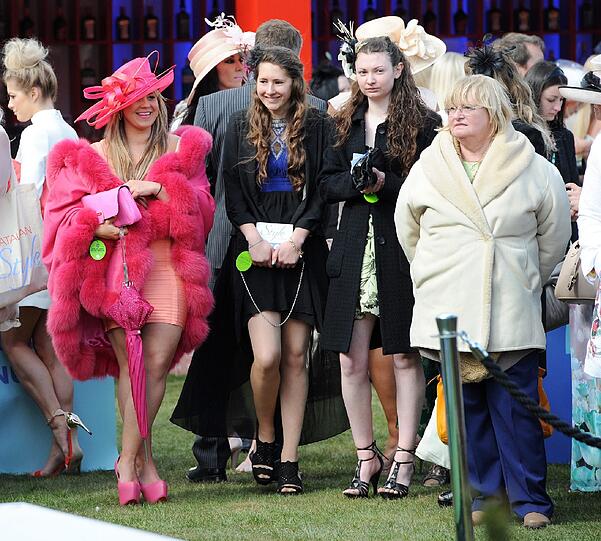 Ladies Day! Für die feinen Damen in England Tradition. Auf dem Aintree-Pferderennkurs bretzeln sich die Frauen ordentlich auf machen ausgelassen Party. Die Bilder vom schrägen Society-Event.