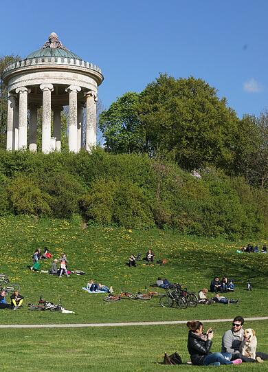 Ostern 2014 in München: AZ-Fotograf Daniel von Loeper hat am Wochenende die Biergärten, die Isar, den Tierpark und den Englischen Garten besucht und tolle Fotos gemacht. So schön war das Osterwochenende...