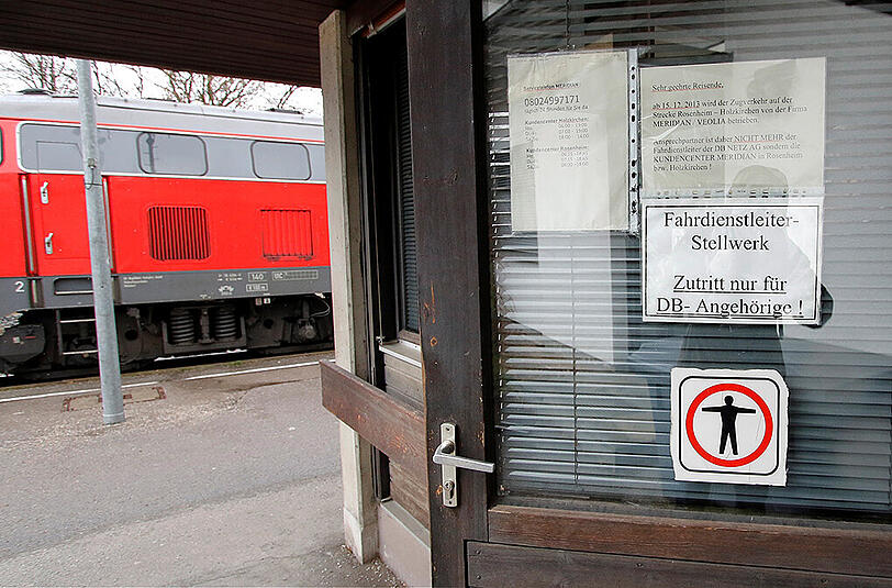 Polizisten haben das Büro des Fahrdienstleiters durchsucht.