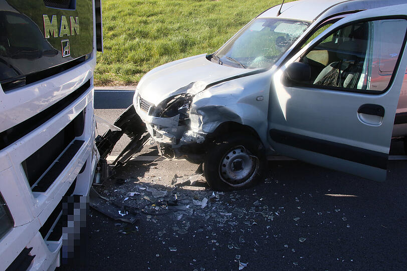 Der Schaden zeigt die Heftigkeit des Crashs: Der Pkw-Fahrer musste verletzt ins Krankenhaus gebracht werden.