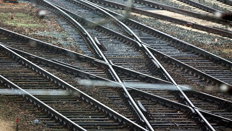Der Streckenabschnitt zwischen Memmingen und Bad Grönenbach blieb bis zum Nachmittag für den Bahnverkehr gesperrt.(Symbolbild)