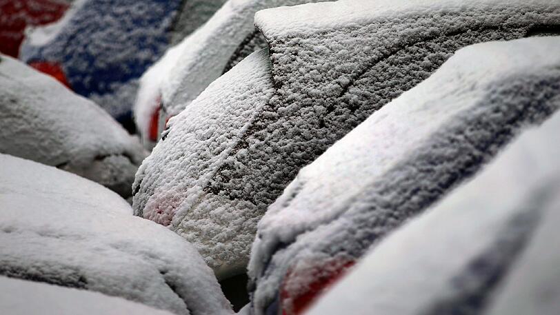 Wintereinbruch in Bayern: Parkende Autos sind bei Unterthingau mit Schnee bedeckt.