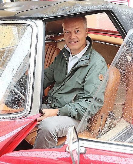 Martin Nellen in einem Mercedes Benz 230 SL.