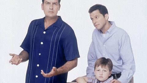 Charlie Sheen (l.), Angus T. Jones (sitzend) und Jon Cryer in den Anfangstagen von "Two and a Half Men"