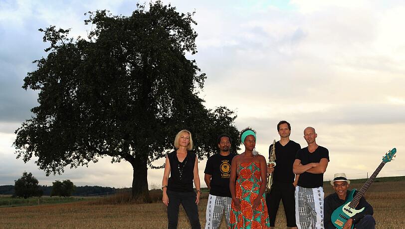 Die Afrosoul-Band Emashie ist das musikalische Highlight heute nach der Festival-Eröffnung mit Petra Reiter. Die Afrosoul-Band Emashie ist das musikalische Highlight heute nach der Festival-Eröffnung mit Petra Reiter.