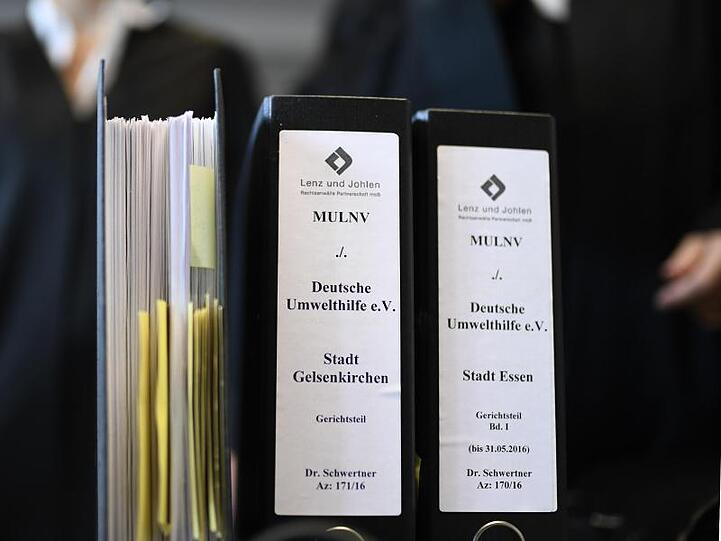 Begründet wurde der Antrag unter anderem damit, dass "der 'Klagefeldzug' für Diesel-Fahrverbote auch eher als PR-Aktion zu Lasten Dritter, denn als aktiver Beitrag zum Umweltschutz zu werten" sei.