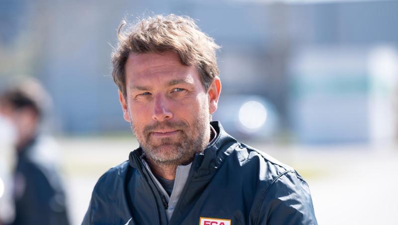 Der Chef-Trainer Markus Weinzierl kommt zum Training.
