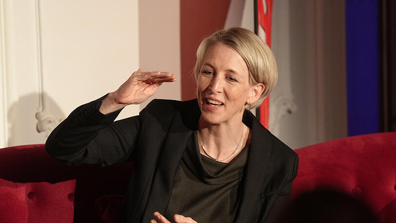 Adrian Prechtel im Gespräch mit Bürgermeisterin Katrin Habenschaden auf dem roten Sofa (von Möbel Höffner) in München. Adrian Prechtel im Gespräch mit Bürgermeisterin Katrin Habenschaden auf dem roten Sofa (von Möbel Höffner) in München.
