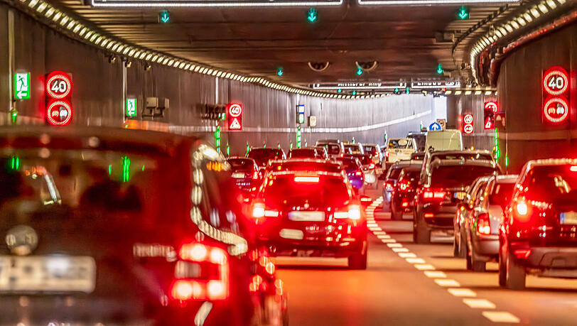 Nach den sofortigen Reparaturen im April 2024 war die Geschwindigkeit im Luise-Kiesselbach-Tunnel in diesem Bereich auf 40 km/h begrenzt worden. Nach den sofortigen Reparaturen im April 2024 war die Geschwindigkeit im Luise-Kiesselbach-Tunnel in diesem Bereich auf 40 km/h begrenzt worden.