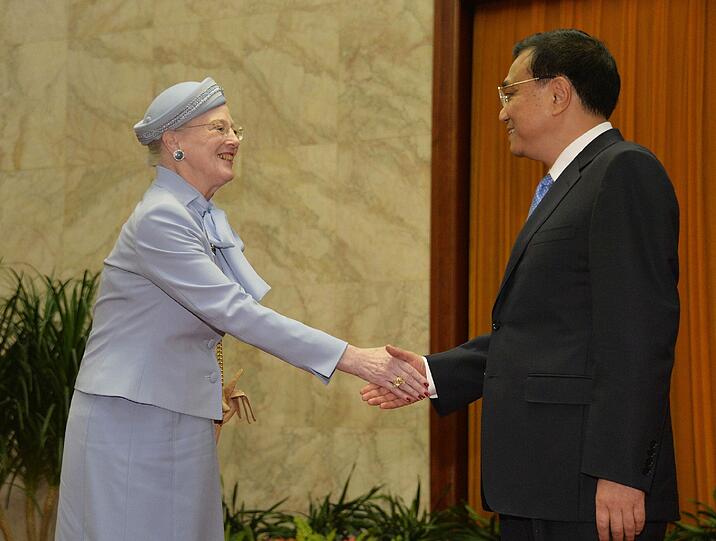 Königin Margrethe von Dänemark trifft den Chinesischen Premierminister Li Keqiang an der großen Volkshalle in Peking.