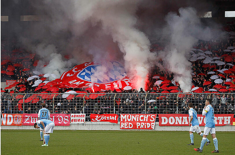 Bengalos und Rauchbomben: Die Fans haben Pyrotechnik ins Stadion geschmuggelt bei FC Bayern II gegen TSV 1860 II