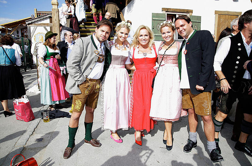 Daniel Schulz , Tina Mayerhofer , Konsulin Schulz , Dr. Stephanie Stumpfe und Roman Schulz vor Läfers Wiesn-Schänke.