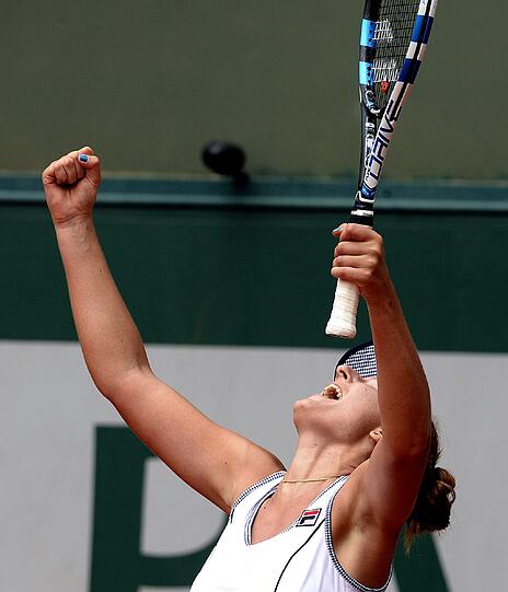 Auch Fed-Cup-Teamchefin Barbara Rittner ist enttäuscht über das Abschneiden der deutschen Spielerinnen bei den French Open: "Die Bilanz ist schon ernüchternd, wir haben natürlich andere Ansprüche. Viele konnten aus unterschiedlichen Gründen einfach nicht ihr bestes Tennis abrufen." Bilder vom Ausscheiden Annika Becks gegen Irina-Camelia Begu.