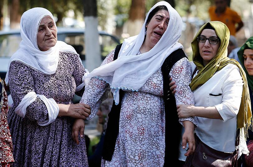 Schock in in der Großstadt Gaziantep: Ein Selbstmordattentäter stürmte eine Hochzeitsfeier - Angehörige trauern um die Toten.