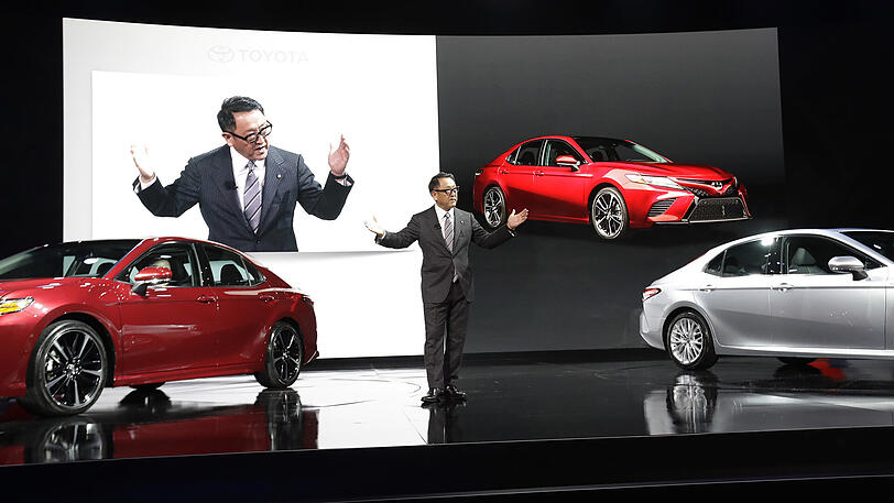 Toyota Präsident Akio Toyoda stellt am 09.01.2017 bei der North American International Auto Show (NAIAS) den 2018 Toyota Camry in Detroit aus.