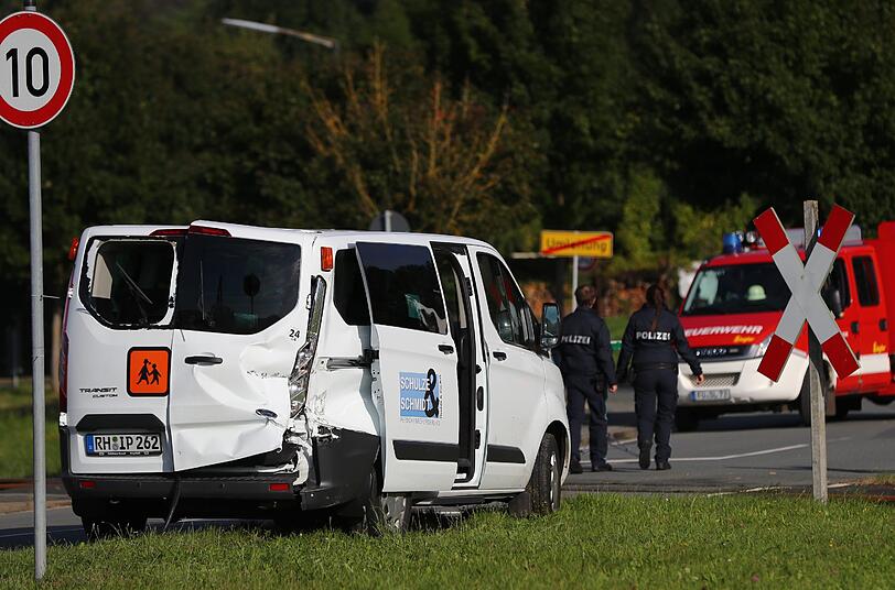 Der Zug kollidierte mit dem Schulbus.