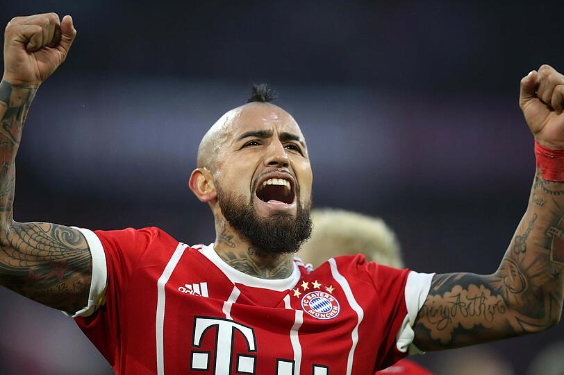 ARTURO VIDAL NOTE 2:
Ein Spiel wie eine Befreiung. Der Chilene, in dieser Saison bislang enttäuschend und oft kritisiert, traf mit einem Rechtsschuss unter die Latte zum 1:0 (23.), anschließend legte er Lewandowskis 2:0 (38.) perfekt vor. Vidal hat die Länderspielpause genutzt, um an seiner Fitness zu arbeiten. In dieser Form brauchen ihn die Bayern.