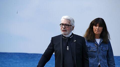 Wackelig und mitgenommen - so wirkt Karl Lagerfeld bei der Fashion Week in Paris.