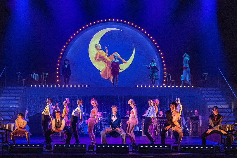 Mond- und lebenssüchtig in &bdquo;Berlin Berlin&ldquo;: Das Musical-Ensemble.