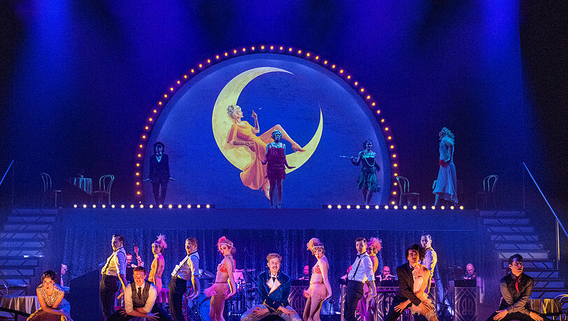 Mond- und lebenssüchtig in „Berlin Berlin“: Das Musical-Ensemble. Mond- und lebenssüchtig in „Berlin Berlin“: Das Musical-Ensemble.
