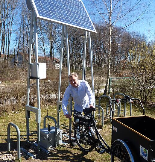 Die Solarladestation steht am Ökologischen Bildungszentrum in der Englschalkinger Straße, links neben dem Eingang.