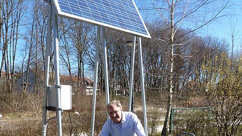 Die Solarladestation steht am Ökologischen Bildungszentrum in der Englschalkinger Straße, links neben dem Eingang.