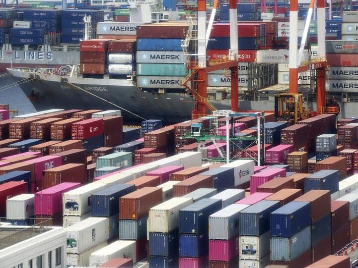 Container in einem Hafen in Yokohama: Die Ausfuhren zwischen Januar und Juni im Vergleich zum gleichen Vorjahreszeitraum verringerten sich um 15,4 Prozent.