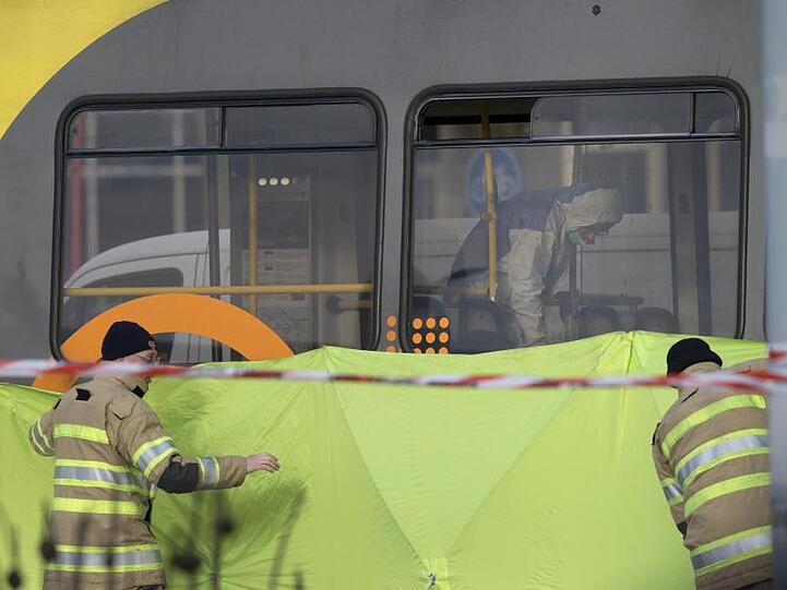 Ein Forensik-Experte sucht nach dem Anschlag in der Straßenbahn nach Spuren. Bei dem Anschlag in Utrecht waren drei Menschen getötet worden, mehrere Personen wurden verletzt.