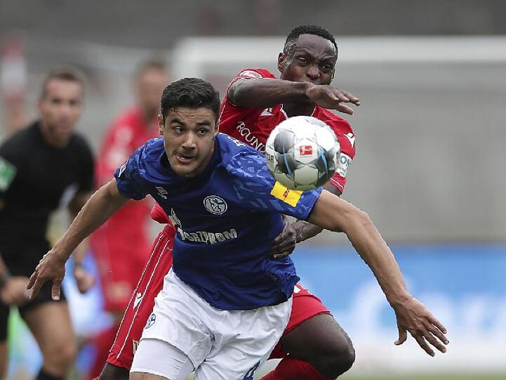 Schalkes Ozan Kabak im Duell mit Unions Anthony Ujah (r).