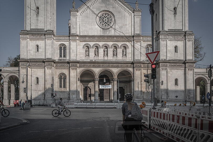Mittwoch, 8. April, 16.39 Uhr: "Offen" hängt an der Unikirche St. Ludwig
