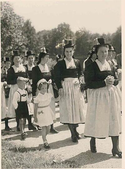 1957 im Chiemgau: Auch als kleine Münchnerin musste man mal raus aus der Stadt – etwa zur Fronleichnamsprozession.
