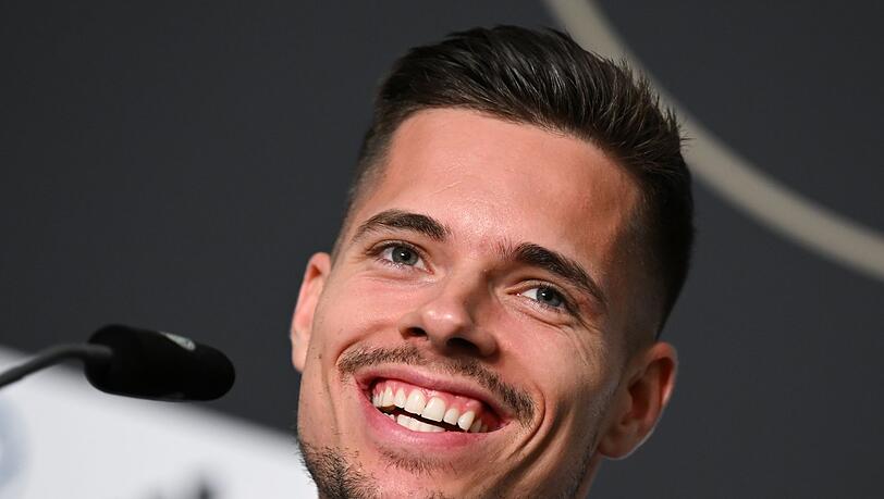 Julian Weigl spricht während der DFB-Pressekonferenz im Mannschaftshotel.