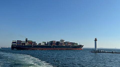 Das unter der Fahne Hongkongs fahrende Containerschiff Joseph Schulte verlässt den Hafen von Odessa, um durch den temporären Korridor zu fahren, der für Handelsschiffe aus den ukrainischen Schwarzmeerhäfen eingerichtet wurde.