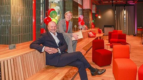 Eher Lounge als Bank: Stadtsparkassen-Chef Ralf Fleischer und Vorständin Sabine Schölzel bei der Eröffnung von "barer41", der ersten Münchner Filiale, die vor allem Jahrgang 1996 und jünger ansprechen möchte.